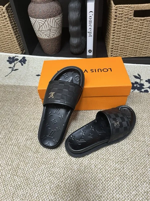 P270🏆Louis Vuitton 🏆[Louis Vuitton] Spring/Summer 2025 [Men's Flip Flops] 🎯🎯As an active family in the fashion industry ⭐ Lv is characterized by bold innovation ⚡Create this casual business style for Chinese fashionable men ✨The fabric is made of imported high-grade cowhide 🔥 Clean and neat ⚡Fashionable and elegant🌹Breathable, sweat-absorbent and deodorant👈So luxurious, high-end and domineering. 👍Must be sold if you repost the picture. Number of yards: 38--46. Color: 🎉 For large quantities. Welcome to repost.